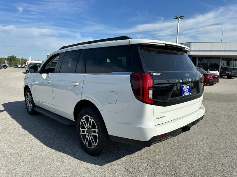 Ford Expedition Vehicle Full-screen Gallery Image 3