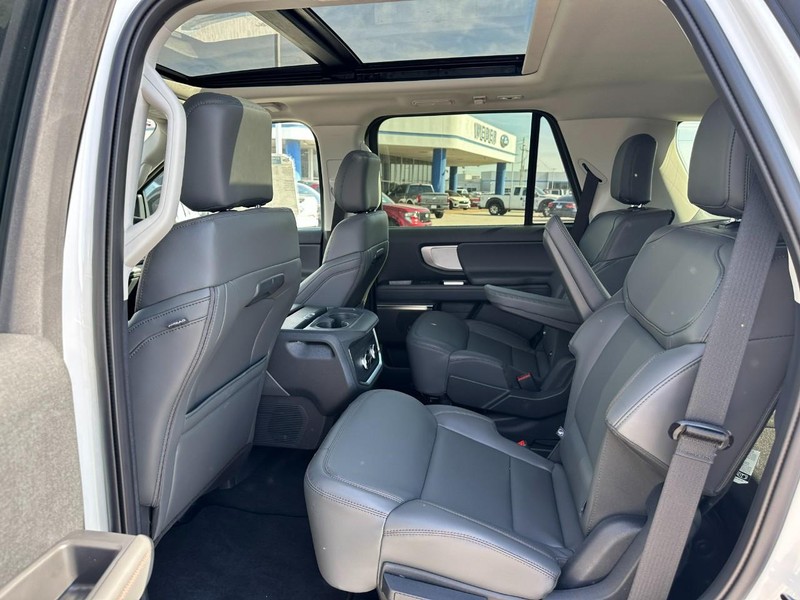 Ford Expedition Vehicle Full-screen Gallery Image 4