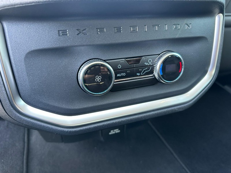 Ford Expedition Vehicle Full-screen Gallery Image 5