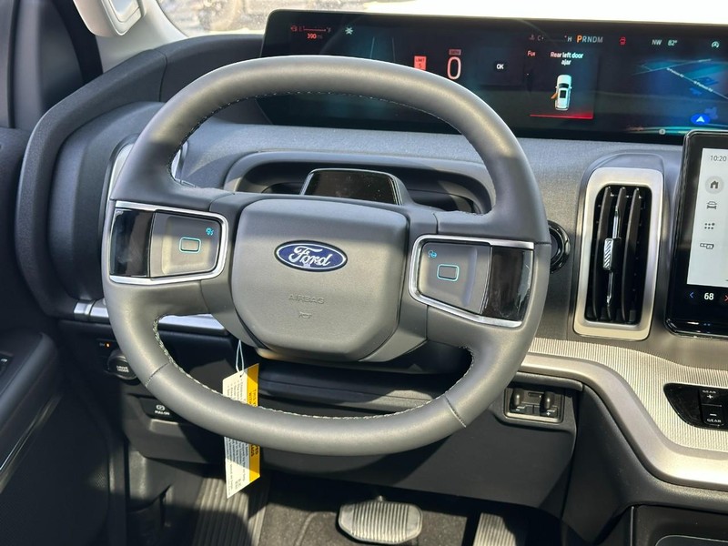 Ford Expedition Vehicle Full-screen Gallery Image 8