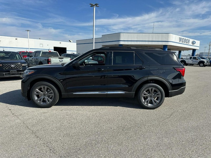 Ford Explorer Vehicle Full-screen Gallery Image 2