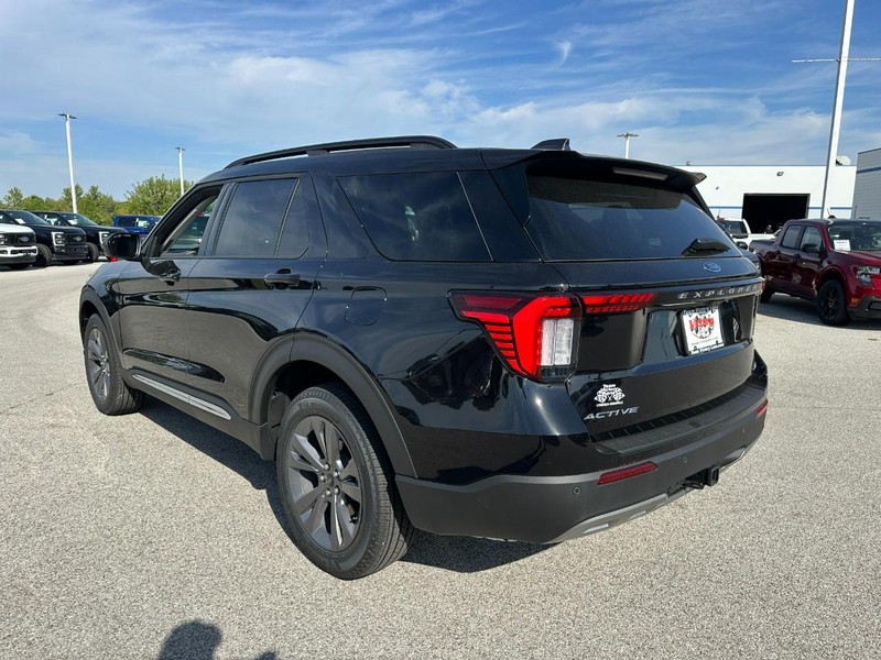 Ford Explorer Vehicle Full-screen Gallery Image 3