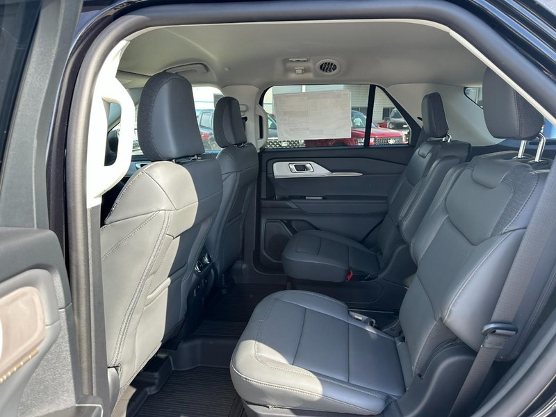 Ford Explorer Vehicle Full-screen Gallery Image 4