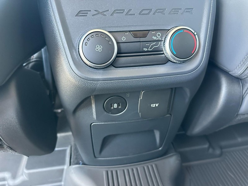 Ford Explorer Vehicle Full-screen Gallery Image 6