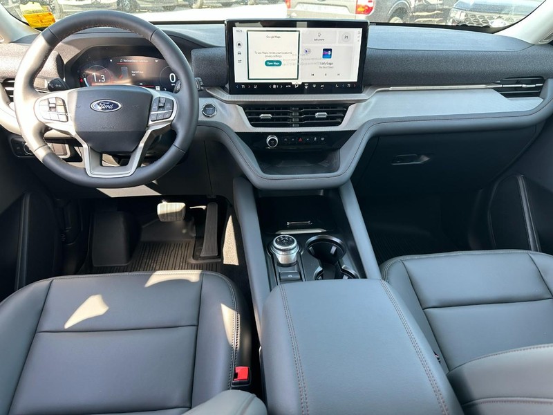 Ford Explorer Vehicle Full-screen Gallery Image 7