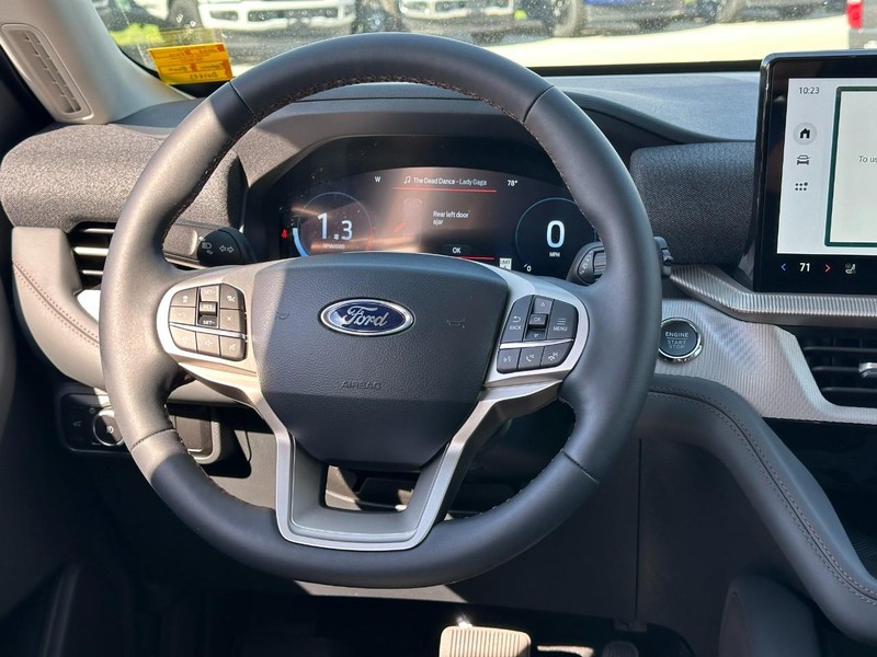 Ford Explorer Vehicle Full-screen Gallery Image 8