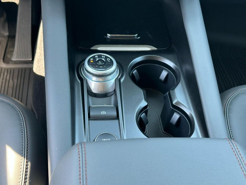 Ford Explorer Vehicle Full-screen Gallery Image 11