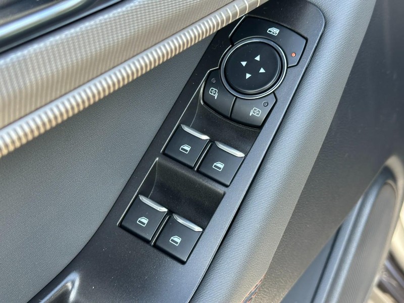 Ford Explorer Vehicle Full-screen Gallery Image 12