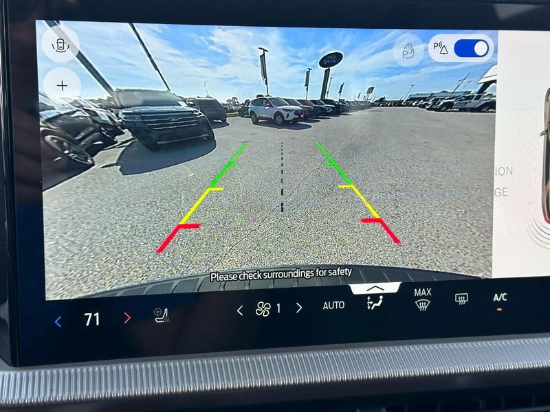 Ford Explorer Vehicle Full-screen Gallery Image 16