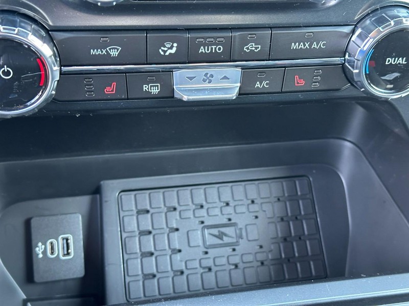 Ford F-150 Vehicle Full-screen Gallery Image 15