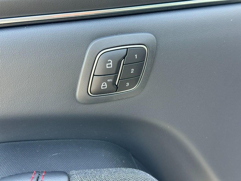 Ford Mustang Mach-E Vehicle Full-screen Gallery Image 11