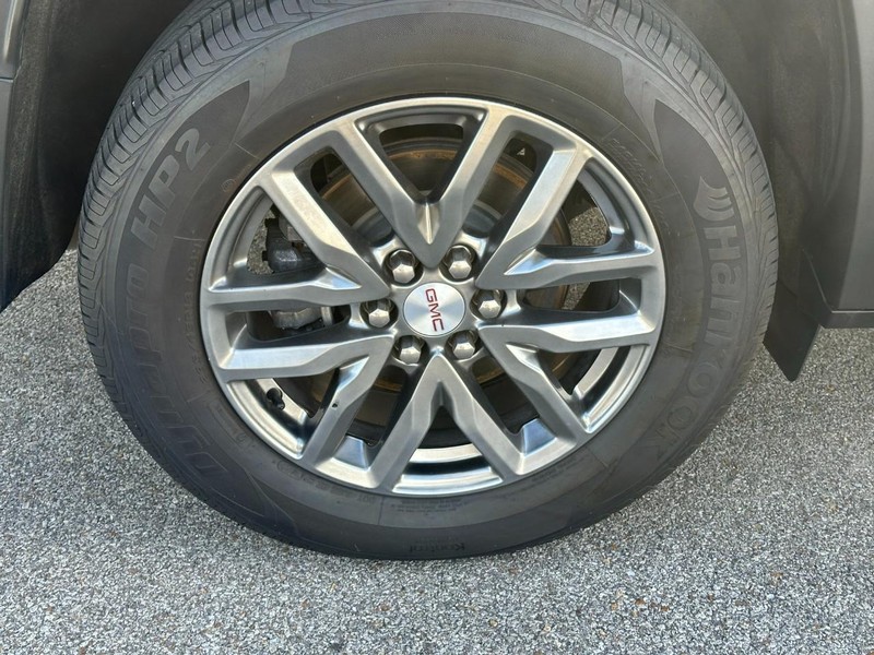 GMC Acadia Vehicle Full-screen Gallery Image 6