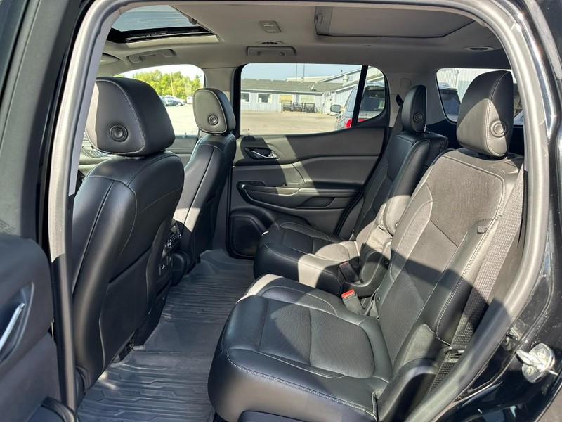 GMC Acadia Vehicle Full-screen Gallery Image 10