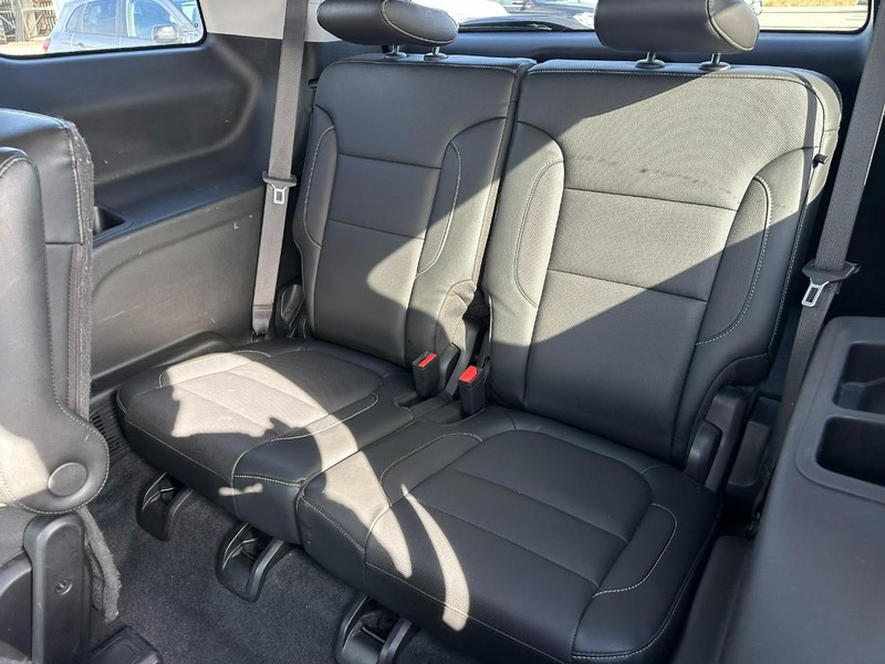 GMC Acadia Vehicle Full-screen Gallery Image 11