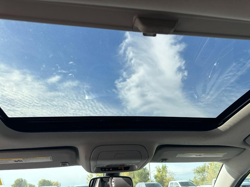 GMC Acadia Vehicle Full-screen Gallery Image 13