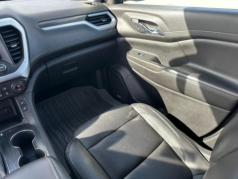 GMC Acadia Vehicle Full-screen Gallery Image 18