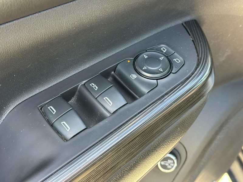 GMC Acadia Vehicle Full-screen Gallery Image 19