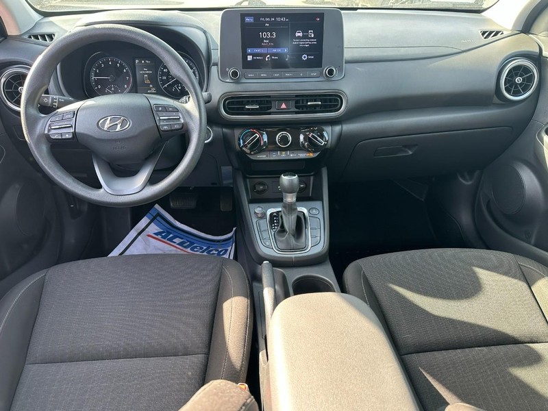 Hyundai Kona Vehicle Full-screen Gallery Image 10