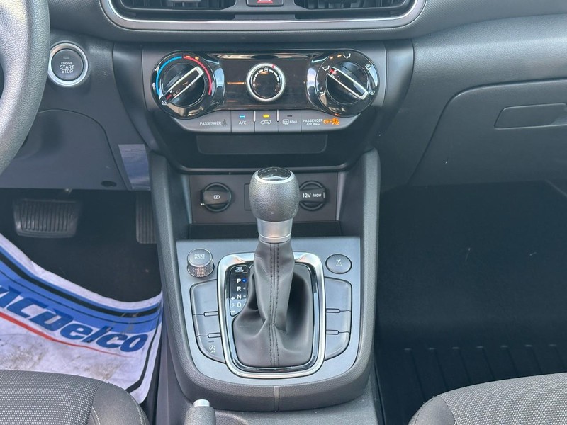 Hyundai Kona Vehicle Full-screen Gallery Image 13