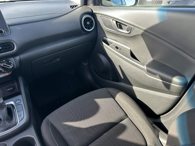 Hyundai Kona Vehicle Full-screen Gallery Image 14