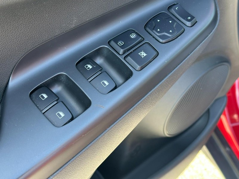 Hyundai Kona Vehicle Full-screen Gallery Image 15