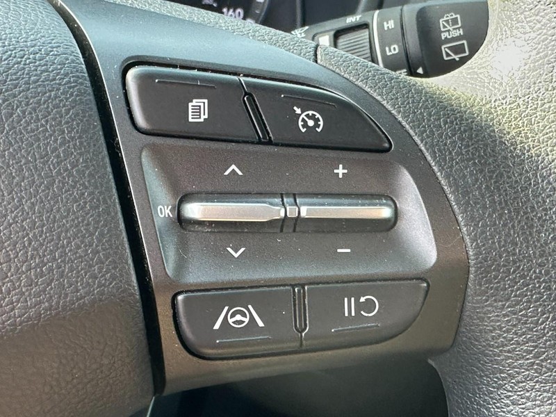 Hyundai Kona Vehicle Full-screen Gallery Image 18