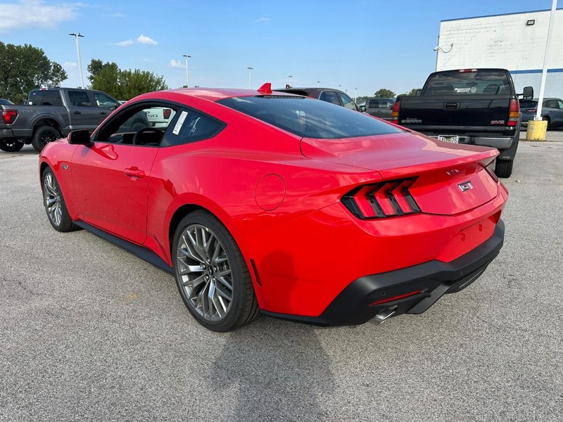 Ford Mustang Vehicle Full-screen Gallery Image 3