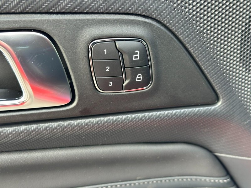 Ford Mustang Vehicle Full-screen Gallery Image 8