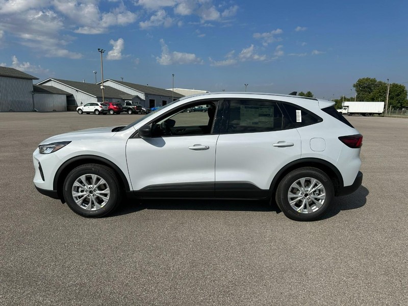 Ford Escape Vehicle Full-screen Gallery Image 2