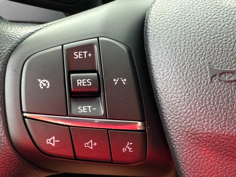 Ford Escape Vehicle Full-screen Gallery Image 10