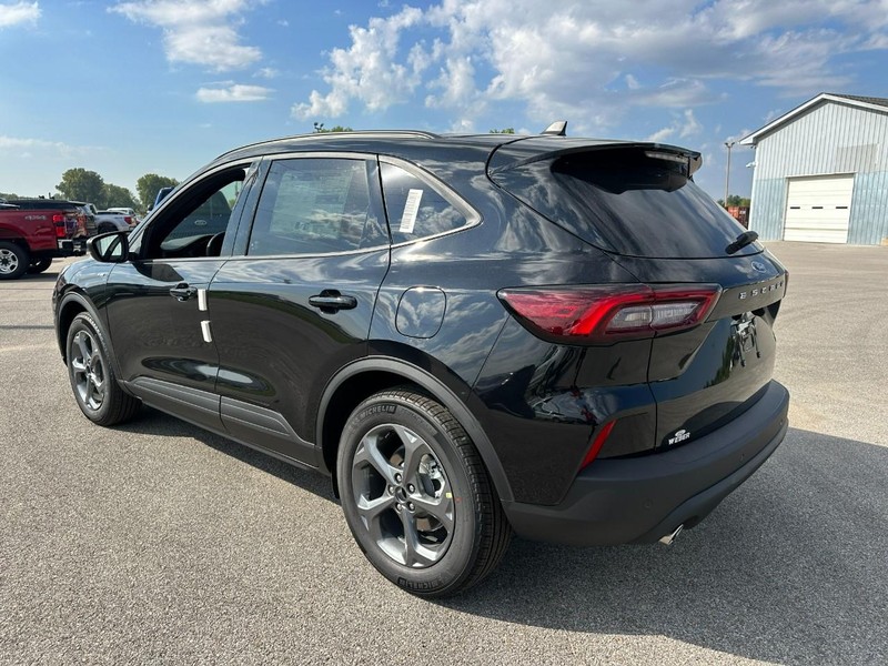 Ford Escape Vehicle Full-screen Gallery Image 3