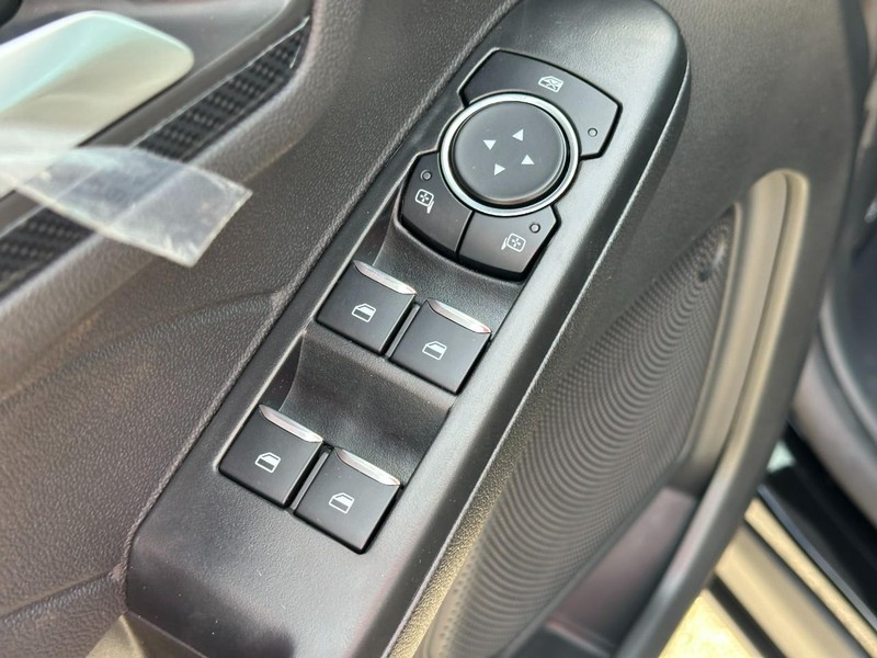 Ford Escape Vehicle Full-screen Gallery Image 10