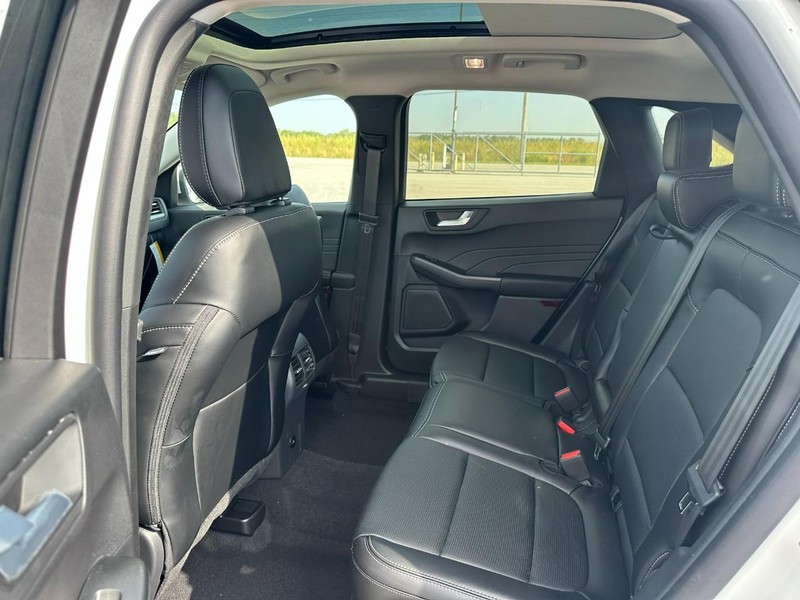 Ford Escape Vehicle Full-screen Gallery Image 4