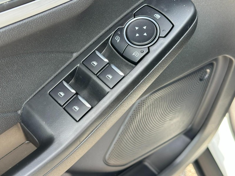 Ford Escape Vehicle Full-screen Gallery Image 10