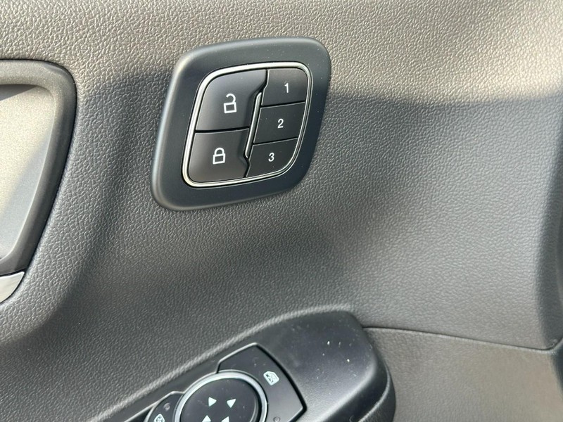 Ford Escape Vehicle Full-screen Gallery Image 11