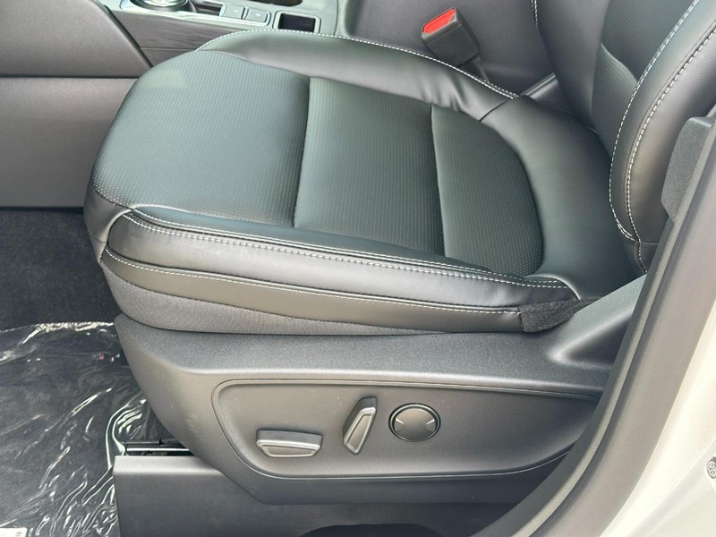 Ford Escape Vehicle Full-screen Gallery Image 12