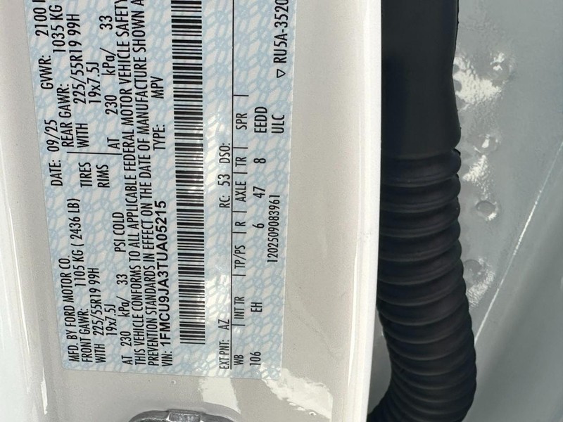 Ford Escape Vehicle Full-screen Gallery Image 17