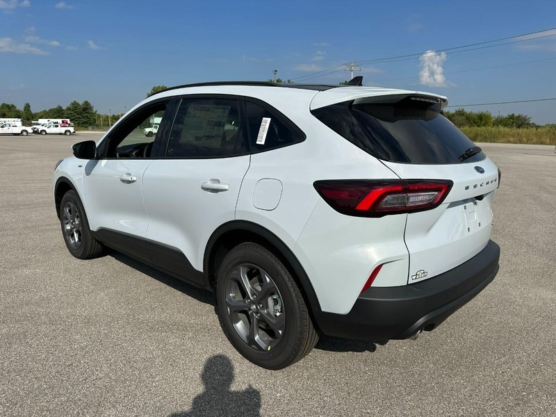 Ford Escape Vehicle Full-screen Gallery Image 3