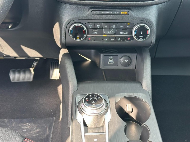 Ford Escape Vehicle Full-screen Gallery Image 9