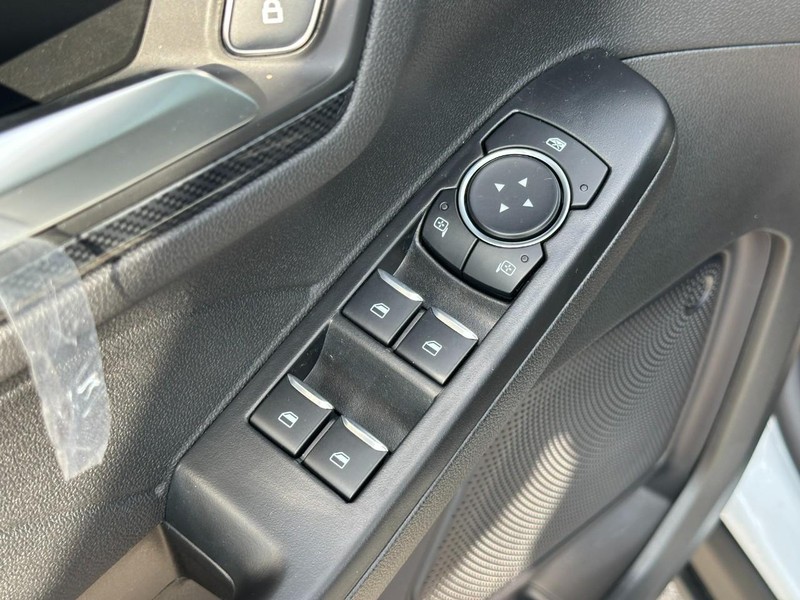 Ford Escape Vehicle Full-screen Gallery Image 10