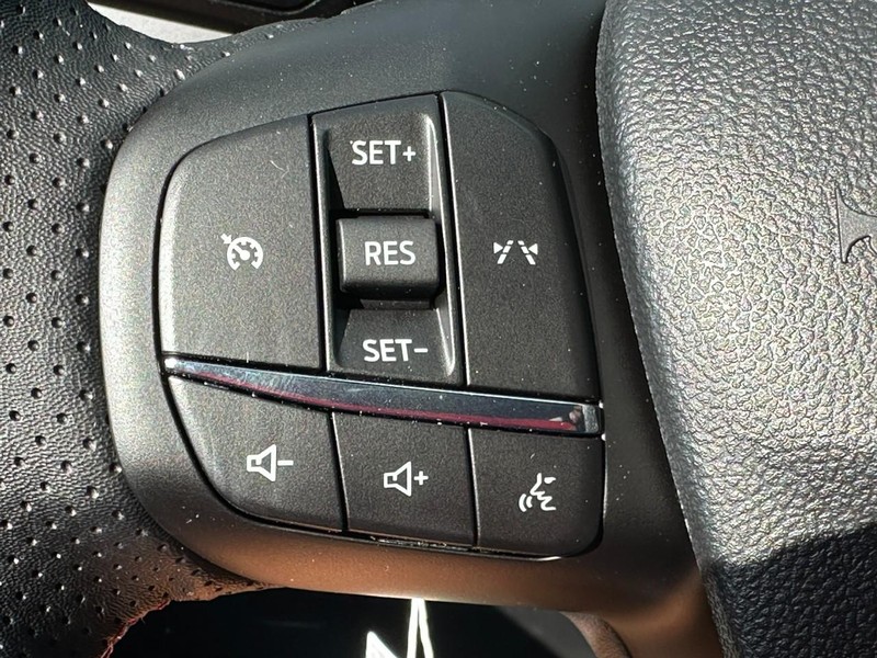 Ford Escape Vehicle Full-screen Gallery Image 12