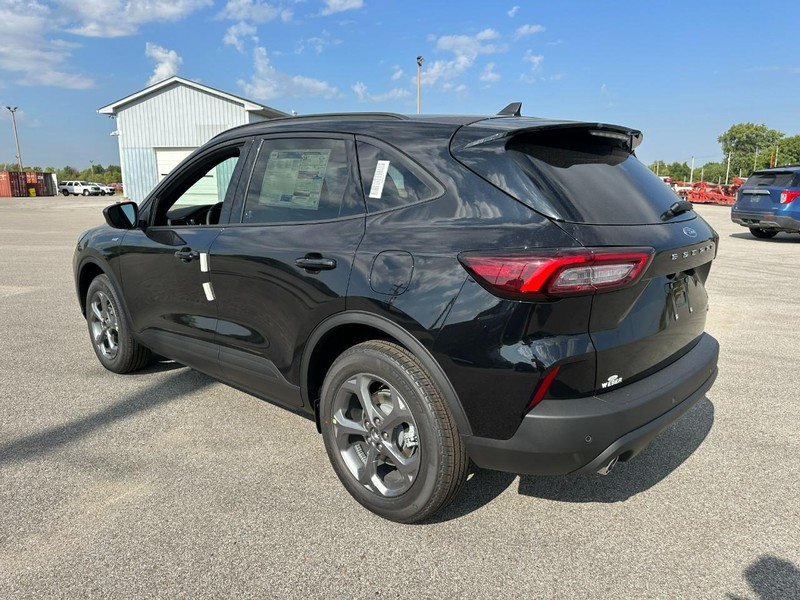 Ford Escape Vehicle Full-screen Gallery Image 3