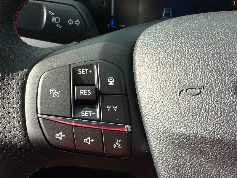 Ford Escape Vehicle Full-screen Gallery Image 10