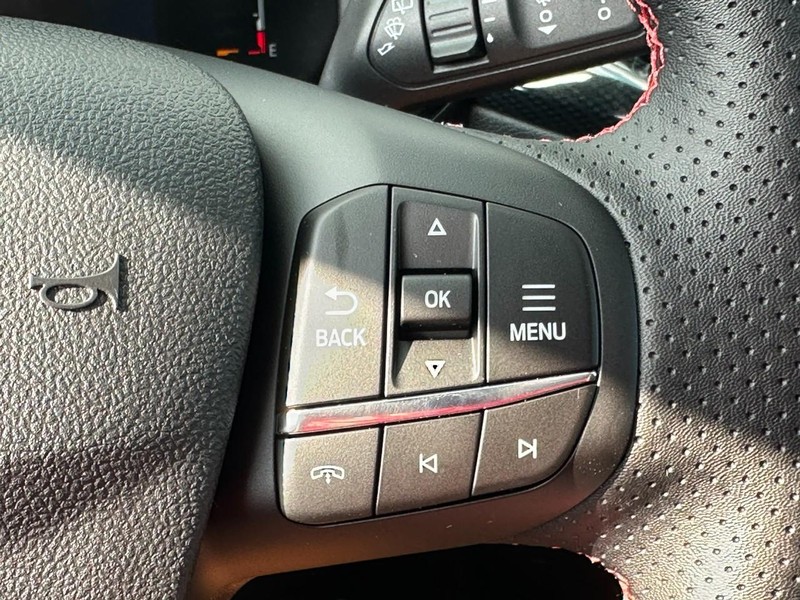 Ford Escape Vehicle Full-screen Gallery Image 11