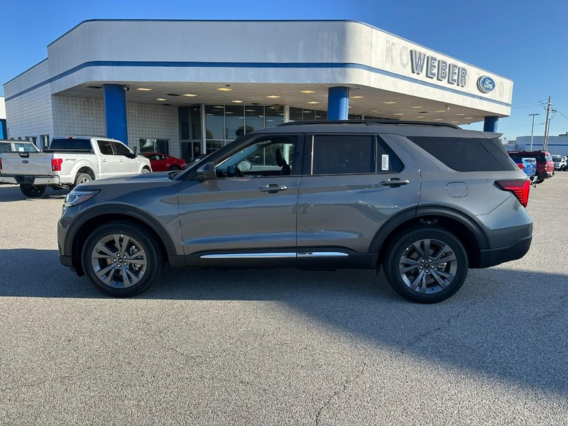 Ford Explorer Vehicle Full-screen Gallery Image 2