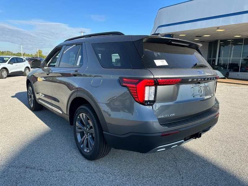 Ford Explorer Vehicle Full-screen Gallery Image 3