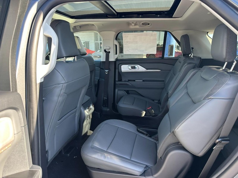 Ford Explorer Vehicle Full-screen Gallery Image 4