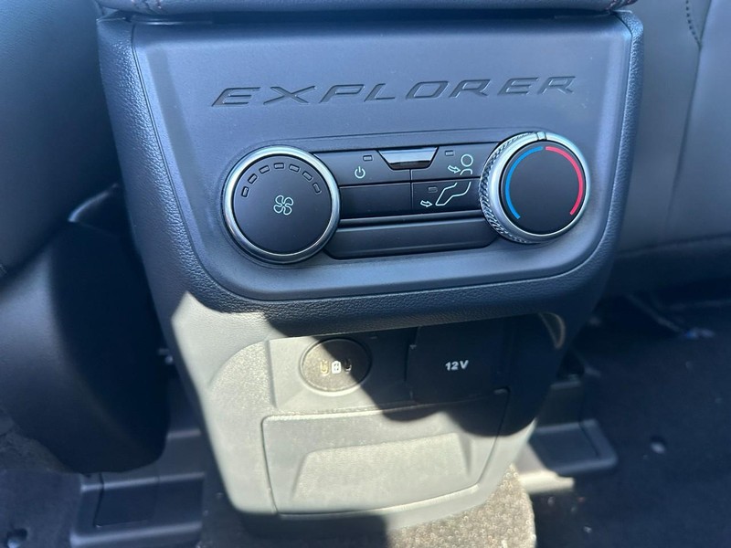 Ford Explorer Vehicle Full-screen Gallery Image 6