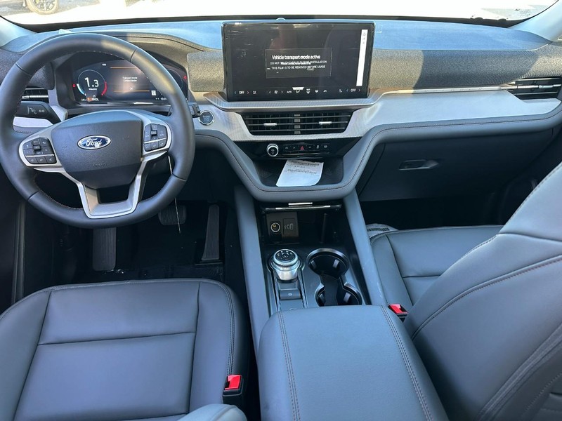 Ford Explorer Vehicle Full-screen Gallery Image 8