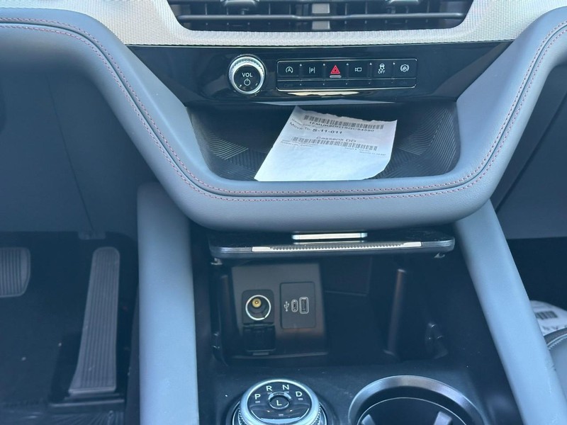 Ford Explorer Vehicle Full-screen Gallery Image 11